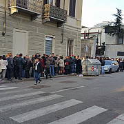 jandarmi italieni la consulatul roman de la torino unde 5000 de oameni stau la coada
