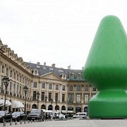 o sculptura din paris care se aseamana cu o jucarie sexuala a provocat indignarea francezilor