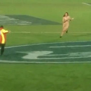 o femeie goala a intrat pe teren in timpul unei partide de rugby video