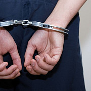 politistii acuzati de viol raman in arest