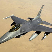 un avion de lupta de tip f-16 apartinand irakului s-a prabusit in timpul unui antrenament in arizona