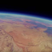 video experiment spectaculos al unor studenti care au trimis o camera in stratosfera