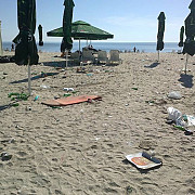 americanii strang gunoiul pe care romanii l-au lasat pe plaja din mamaia