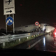 incident pe un aeroport din italia un avion a iesit de pe pista si a ajuns pe o sosea