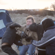 video imigranti au atacat un jurnalist olandez si i-au luat aparatul foto