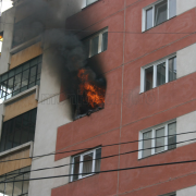 incendiu intr-un bloc din constanta o femeie a murit iar doi barbati au fost raniti