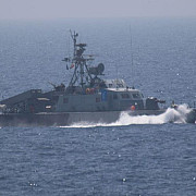 patru ambarcatiuni usoare iraniene au efectuat manevre in apropierea unor nave de razboi americane in stramtoarea hormuz