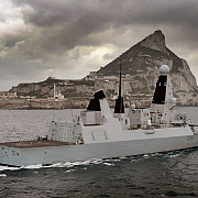 tensiuni intre spania si marea britanie o nava spaniola a fost somata de marina regala in apropierea gibraltarului