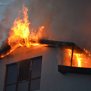 o casa a luat foc la teisani o tanara a suferit arsuri de gradul i si ii