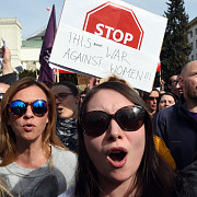 polonia femeile protesteaza impotriva propunerii de interzicere a avortului