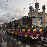 un tramvai vechi pictat de un artist local pus in circulatie la cluj-napoca