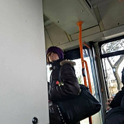 femeie retinuta dupa ce ar fi amenintat cu cutitul mai multe persoane intr-un autobuz din ploiesti