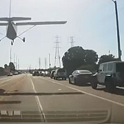 un avion a aterizat de urgenta pe un drum aglomerat din los angeles video