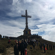 desfasurare impresionanta la peste 2000 de metri altitudine peste 700 de persoane au urcat la crucea de pe caraiman