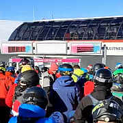 prima zi de schi la sinaia sute de oameni s-au ingramadit sa urce in telescaun