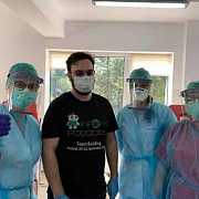 ajuta-i o echipa de elevi ploiesteni fac masti si viziere pentru personalul medical pe imprimante 3d