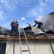 fotovideo incendiu la strejnicu a ars acoperisul unei case o femeie scoasa din flacari