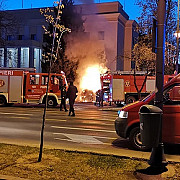 un autovehicul a intrat in portile ambasadei rusiei din capitala masina a luat foc iar soferul a murit