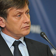 antonescu anunta ca vrea sa se retraga din politica la finalul mandatului de senator din 2016