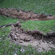 o alunecare de teren intinsa pe 5 hectare pune in pericol cateva locuinte intr-un sat din judetul prahova