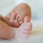 bebelus cu doua capete adus pe lume la o maternitate din bucuresti
