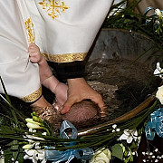biserica ortodoxa romana a decis ca inainte de ritualul botezului preotul va fi obligat sa se intalneasca cu parintii si nasii copilului care sa prezinte starea de sanatate a acestuia in functie de recomandarile pediatrului