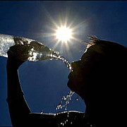 recomandarile medicilor pentru zilele caniculare hidratarea este esentiala de preferat apa limonada si nu berea
