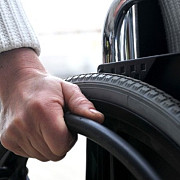 indemnizatia pentru persoanele cu handicap ar putea fi majorata cu 1598 din 2015