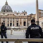 politia a dezamorsat o bomba plasata sub masina unui oficial local la doar doi kilometri de stadio olimpico cu cateva ore inainte de meciul dintre italia si elvetia