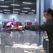 delegatii de la jocurile olimpice de iarna de la beijing serviti de bucatari si chelneri-roboti