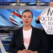 rusia unul dintre jurnalistii postului de televiziune de stat s-a postat in direct in timpul programului de stiri cu un mesaj anti-razboi femeia a fost ulterior arestata