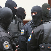 politistii au confiscat droguri electronice arme si carduri in urma a 165 de perchezitii la grupari de crima organizata