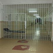probleme la targsor mai multe detinute au bube pe corp dupa ce au mancat de la cantinaudrea nu se atinge de mancarea penitenciarului