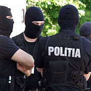 politia ia cu asalt complexul comercial europa ce cauta oamenii legii
