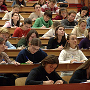 studentii cer reducerea taxei de scolarizare in conditiile in care numeroase facultati au anuntat ca vor desfasura cursuri online pe primul semestru