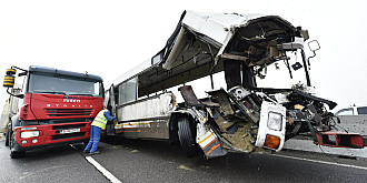 accidentul grav de pe centura ploiestiului provocat de un autobuz fantoma despagubiri in aer pentru zeci de oameni afectati in cel mai mare accident al anului