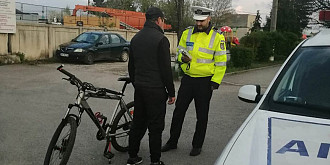 proiect privind codul rutier bicilistii vor avea limita de viteza de 30 kmh se reglementeaza criculatia cu trotinete  pietonii nu mai au voie sa traverseze cu ochii in telefon sau cu castile in urechi