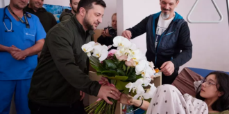 o adolescenta lovita de 12 gloante in timp ce si-a aparat fratiorul vizitata la spital de presedintele zelenski