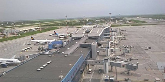 aeroportul otopeni le cere pasagerilor sa vina cu trei ore inainte de decolare din cauza aglomeratiei