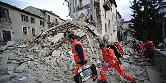 autoritatile din italia au incurcat sicriul cu trupul unui barbat din valcea mort in cutremur au trimis un italian in locul romanului