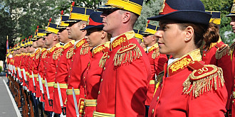 armata romana a introdus uniforma rosie pentru evenimente de protocol