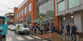 atac la un mall in manchester cinci persoane ar fi fost injunghiate zona a fost evacuata iar atacatorul a fost arestat