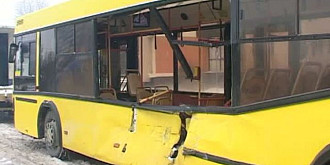 calatorii unui autobuz raniti de un suv