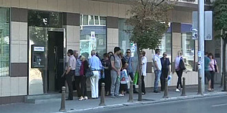 bulgarii stau la cozi interminabile la banci pentru a-si retrage banii