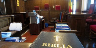 tribunalele din marea britanie vor sa renunte la juramantul pe biblie