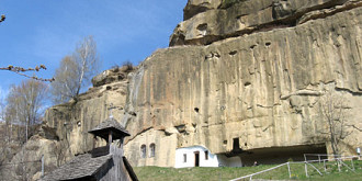 manastirea corbii de piatra si cea mai de pret comoara a romaniei