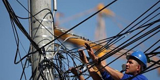centrul orasului timisoara a ramas fara internet si semnal tv dupa ce primarul nicolae robu si echipe de la primarie au taiat cablurile aeriene