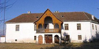 un castel dintr-un sat transilvanean a fost salvat de la ruina de doi oraseni