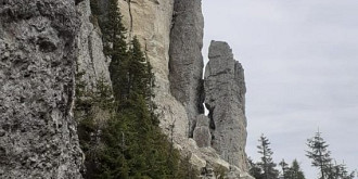 stanci de sute de tone desprinse din masivul ceahlaul