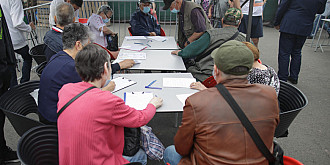 coada la centrul de vaccinare de la obor oamenii primesc si un voucher pentru mici cu de toate pe care il pot folosi pana marti